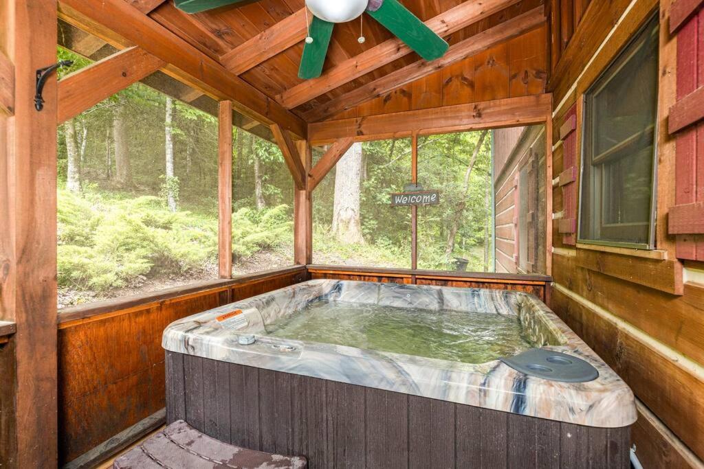 Pigeonforge Cabin Game Roomdog Friendlyhot Tub ピジョンフォージ エクステリア 写真