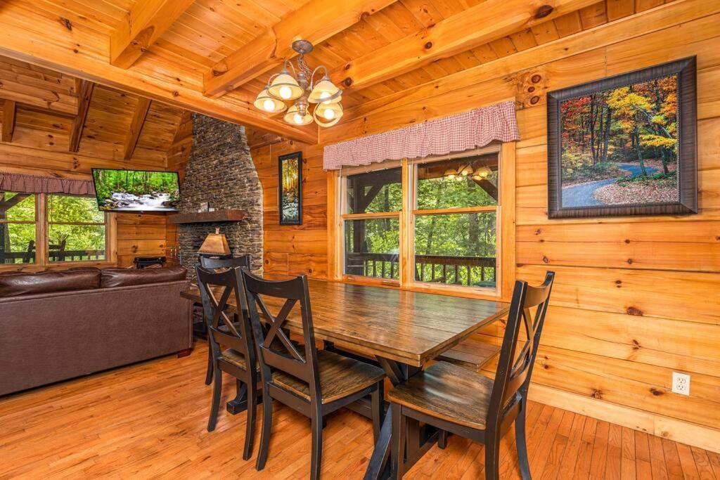 Pigeonforge Cabin Game Roomdog Friendlyhot Tub ピジョンフォージ エクステリア 写真
